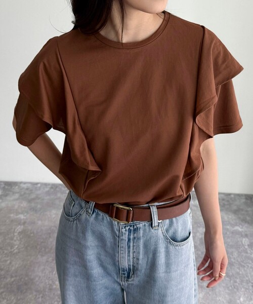 fredy emue(フレディエミュ)の「ラッフルショルダー半袖Tシャツ(Tシャツ/カットソー・レディース・オフホワイト/ブラック/ピンク/ブラウン・38)」の2枚目の写真