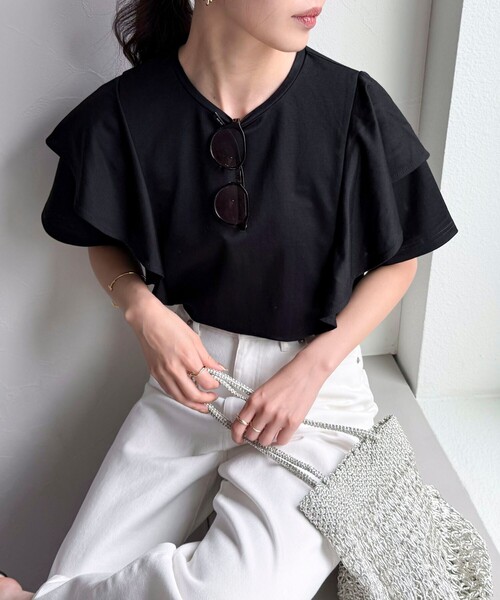fredy emue(フレディエミュ)の「ラッフルショルダー半袖Tシャツ(Tシャツ/カットソー・レディース・オフホワイト/ブラック/ピンク/ブラウン・38)」の3枚目の写真
