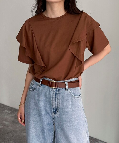 fredy emue(フレディエミュ)の「ラッフルショルダー半袖Tシャツ(Tシャツ/カットソー・レディース・オフホワイト/ブラック/ピンク/ブラウン・38)」の9枚目の写真