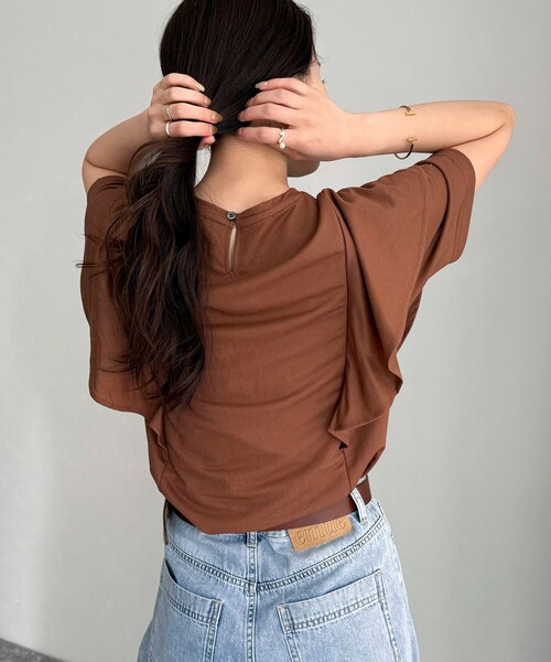 fredy emue(フレディエミュ)の「ラッフルショルダー半袖Tシャツ(Tシャツ/カットソー・レディース・オフホワイト/ブラック/ピンク/ブラウン・38)」の11枚目の写真