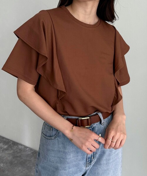fredy emue(フレディエミュ)の「ラッフルショルダー半袖Tシャツ(Tシャツ/カットソー・レディース・オフホワイト/ブラック/ピンク/ブラウン・38)」の12枚目の写真