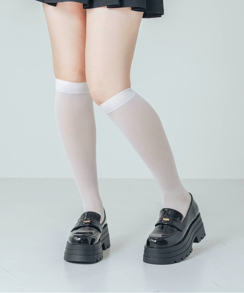 EVOL（イーボル）の「【ふかふか・美脚効果あり】厚底エナメルコインローファー IZ5780（ローファー・レディース・ブラック/アイボリー・22.5cm/23.0cm/23.5cm/24.0cm/24.5cm）」の2枚目の写真