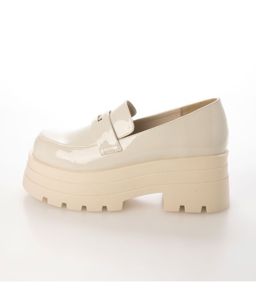 EVOL（イーボル）の「【ふかふか・美脚効果あり】厚底エナメルコインローファー IZ5780（ローファー・レディース・ブラック/アイボリー・22.5cm/23.0cm/23.5cm/24.0cm/24.5cm）」の19枚目の写真