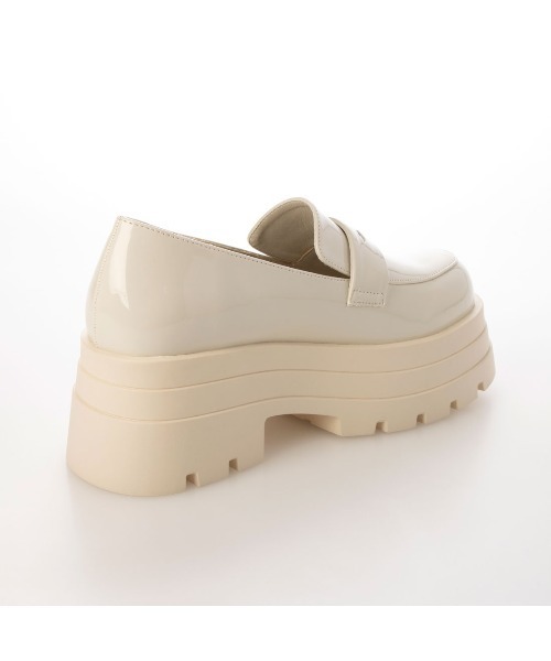 EVOL（イーボル）の「【ふかふか・美脚効果あり】厚底エナメルコインローファー IZ5780（ローファー・レディース・ブラック/アイボリー・22.5cm/23.0cm/23.5cm/24.0cm/24.5cm）」の3枚目の写真