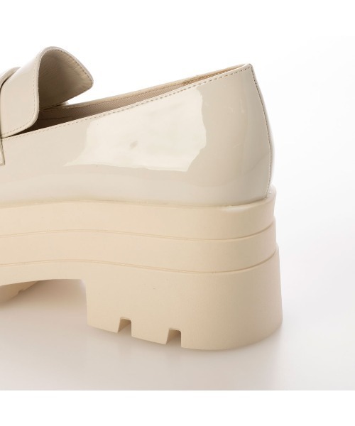 EVOL（イーボル）の「【ふかふか・美脚効果あり】厚底エナメルコインローファー IZ5780（ローファー・レディース・ブラック/アイボリー・22.5cm/23.0cm/23.5cm/24.0cm/24.5cm）」の5枚目の写真