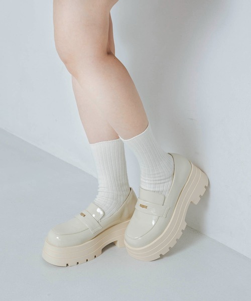 EVOL（イーボル）の「【ふかふか・美脚効果あり】厚底エナメルコインローファー IZ5780（ローファー・レディース・ブラック/アイボリー・22.5cm/23.0cm/23.5cm/24.0cm/24.5cm）」の10枚目の写真