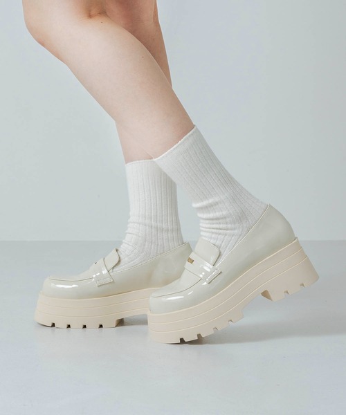 EVOL（イーボル）の「【ふかふか・美脚効果あり】厚底エナメルコインローファー IZ5780（ローファー・レディース・ブラック/アイボリー・22.5cm/23.0cm/23.5cm/24.0cm/24.5cm）」の11枚目の写真