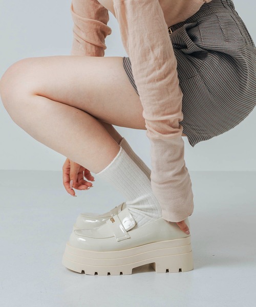 EVOL（イーボル）の「【ふかふか・美脚効果あり】厚底エナメルコインローファー IZ5780（ローファー・レディース・ブラック/アイボリー・22.5cm/23.0cm/23.5cm/24.0cm/24.5cm）」の9枚目の写真