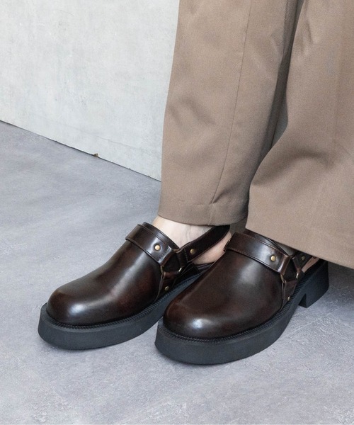 Fabby fabby(ファビィーファビィー)の「リングバックルサボサンダル(サンダル・レディース・シルバー/ブラック/ブラウン系その他・MEDIUM/LARGE/SMALL)」の2枚目の写真