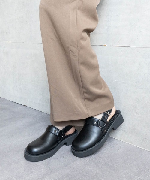 Fabby fabby(ファビィーファビィー)の「リングバックルサボサンダル(サンダル・レディース・シルバー/ブラック/ブラウン系その他・MEDIUM/LARGE/SMALL)」の1枚目の写真