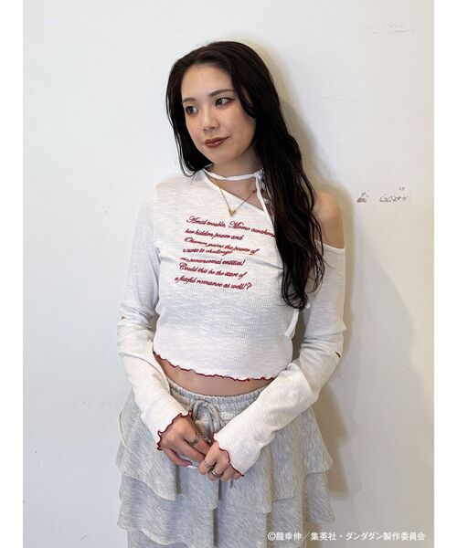 jouetie(ジュエティ)の「【TVアニメ『ダンダダン』・jouetie】フィットオフショルトップス(Tシャツ/カットソー・レディース・その他1/オフホワイト/ブラック・MEDIUM)」の2枚目の写真