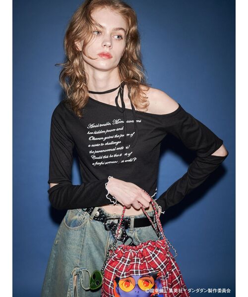 jouetie(ジュエティ)の「【TVアニメ『ダンダダン』・jouetie】フィットオフショルトップス(Tシャツ/カットソー・レディース・その他1/オフホワイト/ブラック・MEDIUM)」の3枚目の写真