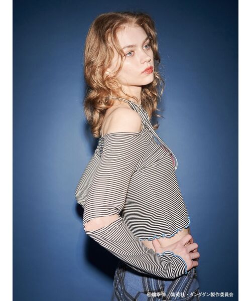 jouetie(ジュエティ)の「【TVアニメ『ダンダダン』・jouetie】フィットオフショルトップス(Tシャツ/カットソー・レディース・その他1/オフホワイト/ブラック・MEDIUM)」の10枚目の写真