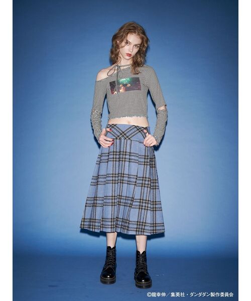 jouetie(ジュエティ)の「【TVアニメ『ダンダダン』・jouetie】フィットオフショルトップス(Tシャツ/カットソー・レディース・その他1/オフホワイト/ブラック・MEDIUM)」の6枚目の写真