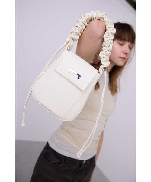 un/neu（アンノイ）の「ギャザーハンドルフラップショルダーバッグ / 2WAYショルダーバッグ（ショルダーバッグ・レディース・ブラック/シルバー/ホワイト/ブラウン/ミント/イエロー・FREE）」の19枚目の写真