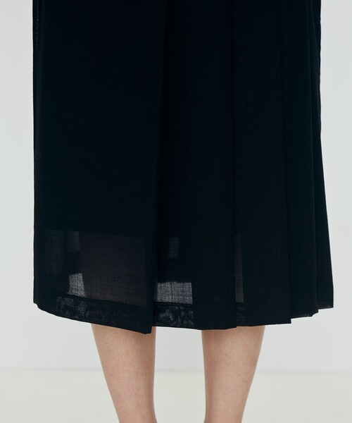 TOMORROWLAND collection(トゥモローランドコレクション)の「クリアーボイル アシンメトリープリーツスカート(スカート・レディース・ブラック/グレー・34/36)」の4枚目の写真