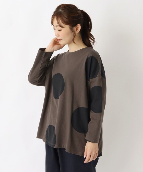 one'sterrace（ワンズテラス）の「ドットプリント 7分袖ゆったりプルオーバー（Tシャツ/カットソー・レディース・ライトグレー系8/ネイビー系5/グレー系その他7・02）」の2枚目の写真