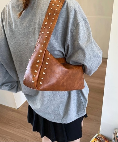 Burner(バーナー)の「【OKUOKU 0909】スタッズワイド ショルダーバッグ ruf-bag-4-28【RBTS】(ショルダーバッグ・メンズ・ブラウン/ダークブラウン/ブラック・FREE)」の1枚目の写真