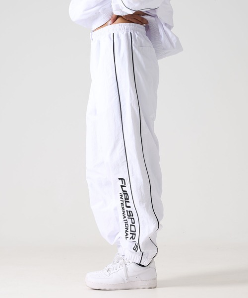 FUBU（ フブ）の「FUBU フブ ブランド ロゴ 刺繍 ウエストゴム サイドライン ナイロン トラックパンツ（その他パンツ・メンズ・ブラック/ホワイト/チャコール・XXL/XL/L/M）」の4枚目の写真