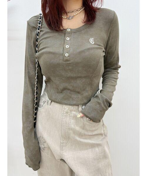 EVRIS（エヴリス）の「ワンポイントヘンリーネックトップス（Tシャツ/カットソー・レディース・イエロー/ブラック/カーキ/オフホワイト・FREE）」の4枚目の写真