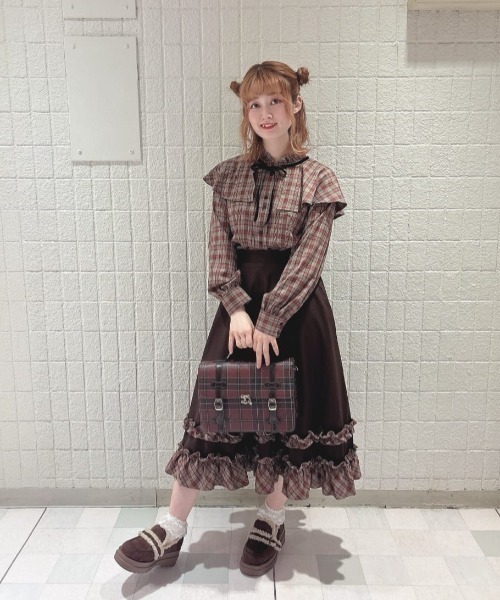 F i.n.t（フィント）の「ベルト使いフェイクムートンシューズ