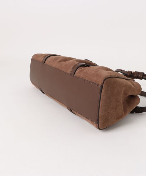 CHARLES & KEITH(チャールズ & キース)の「Britton ブリットン スエードルーシュドイロンゲイトショルダーバッグ(トートバッグ・レディース・モカ・M)」の6枚目の写真