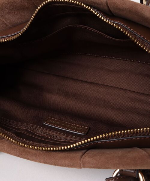 CHARLES & KEITH(チャールズ & キース)の「Britton ブリットン スエードルーシュドイロンゲイトショルダーバッグ(トートバッグ・レディース・モカ・M)」の7枚目の写真