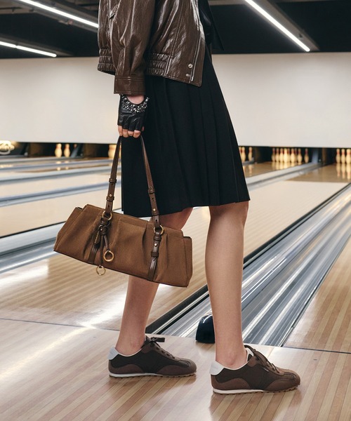 CHARLES & KEITH(チャールズ & キース)の「Britton ブリットン スエードルーシュドイロンゲイトショルダーバッグ(トートバッグ・レディース・モカ・M)」の1枚目の写真