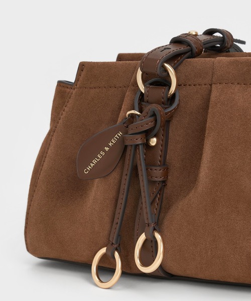 CHARLES & KEITH(チャールズ & キース)の「Britton ブリットン スエードルーシュドイロンゲイトショルダーバッグ(トートバッグ・レディース・モカ・M)」の4枚目の写真