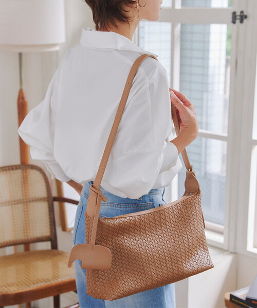 KOBE LETTUCE(コウベレタス)の「バッグチャーム付きメッシュバッグ(ショルダーバッグ・レディース・ブラウン/ブラック・F)」の2枚目の写真