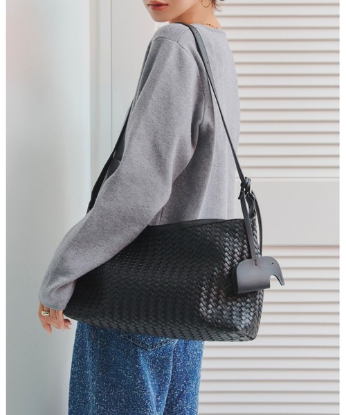 KOBE LETTUCE(コウベレタス)の「バッグチャーム付きメッシュバッグ(ショルダーバッグ・レディース・ブラウン/ブラック・F)」の1枚目の写真