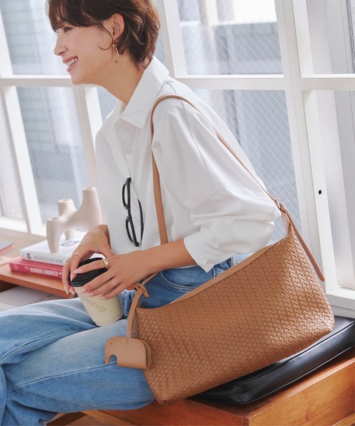 KOBE LETTUCE(コウベレタス)の「バッグチャーム付きメッシュバッグ(ショルダーバッグ・レディース・ブラウン/ブラック・F)」の5枚目の写真