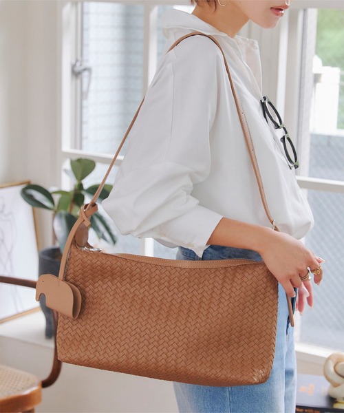 KOBE LETTUCE(コウベレタス)の「バッグチャーム付きメッシュバッグ(ショルダーバッグ・レディース・ブラウン/ブラック・F)」の6枚目の写真