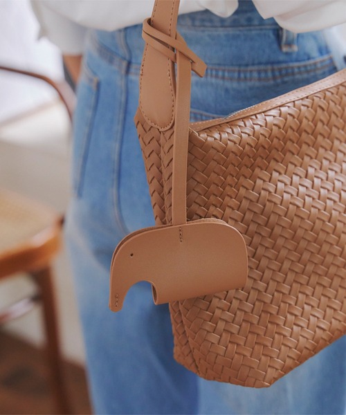 KOBE LETTUCE(コウベレタス)の「バッグチャーム付きメッシュバッグ(ショルダーバッグ・レディース・ブラウン/ブラック・F)」の7枚目の写真