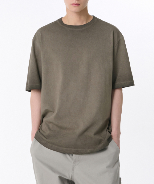 MUSINSA STANDARD（ムシンサスタンダード）の「ルナ ダイイン リラックス クルーネック Tシャツ [ダスティカーキ]（Tシャツ/カットソー・メンズ・その他・SMALL/MEDIUM/LARGE/X-LARGE/XX-LARGE/XXX-LARGE）」の2枚目の写真
