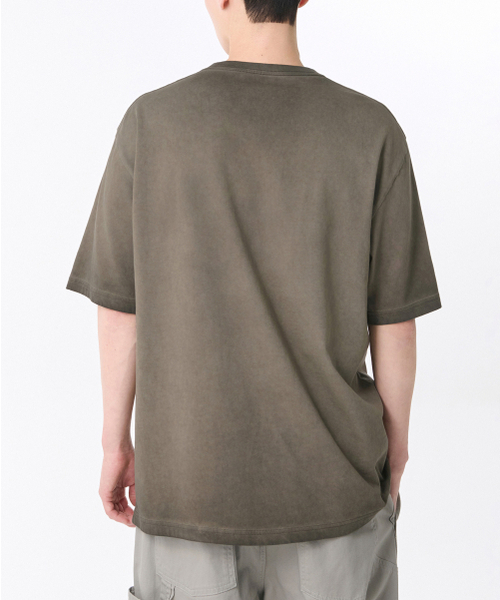 MUSINSA STANDARD（ムシンサスタンダード）の「ルナ ダイイン リラックス クルーネック Tシャツ [ダスティカーキ]（Tシャツ/カットソー・メンズ・その他・SMALL/MEDIUM/LARGE/X-LARGE/XX-LARGE/XXX-LARGE）」の3枚目の写真