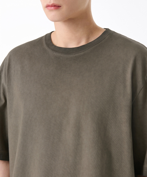MUSINSA STANDARD（ムシンサスタンダード）の「ルナ ダイイン リラックス クルーネック Tシャツ [ダスティカーキ]（Tシャツ/カットソー・メンズ・その他・SMALL/MEDIUM/LARGE/X-LARGE/XX-LARGE/XXX-LARGE）」の4枚目の写真