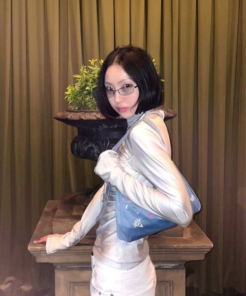 KIMZISU(キムジス)の「Multicolour Embroidery Velvet Mini Bag _ BLACK(ショルダーバッグ・レディース・ブラック・OS)」の15枚目の写真