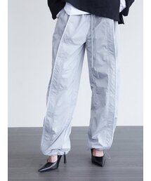 WHOLE PAPER（ホールペーパー）の「ナイロンピンタックトラックパンツ - グレー（スウェットパンツ）」