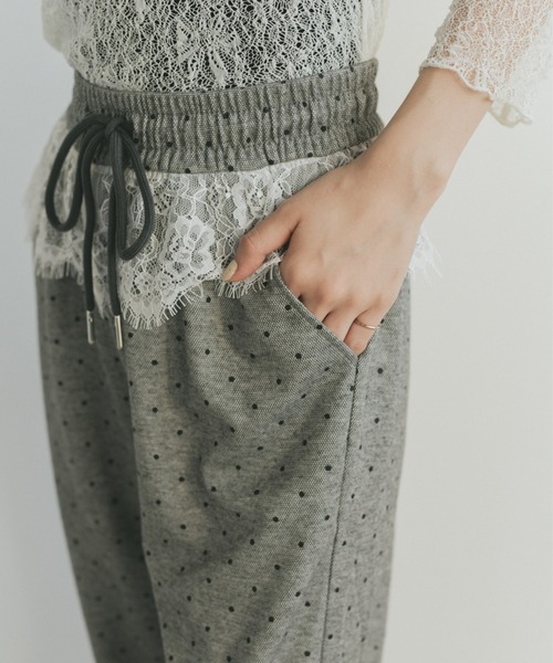 VANNIE U（ヴァニーユー）の「レースレイヤードドットイージーパンツ（その他パンツ・レディース・ブラック/グレー・FREE）」の2枚目の写真