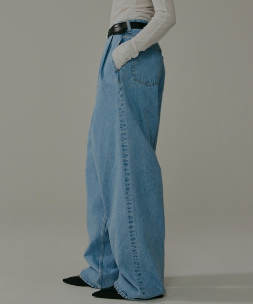 CINOH(チノ)の「DENIM TWO TUCK PANTS(デニムパンツ・メンズ・ライトブルー・30/31/28)」の2枚目の写真