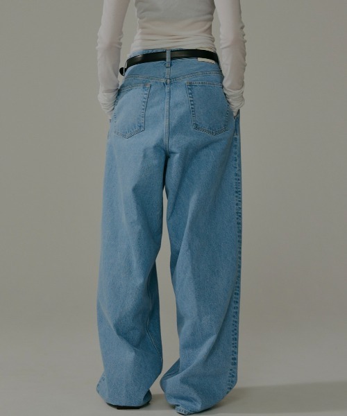 CINOH(チノ)の「DENIM TWO TUCK PANTS(デニムパンツ・メンズ・ライトブルー・30/31/28)」の3枚目の写真