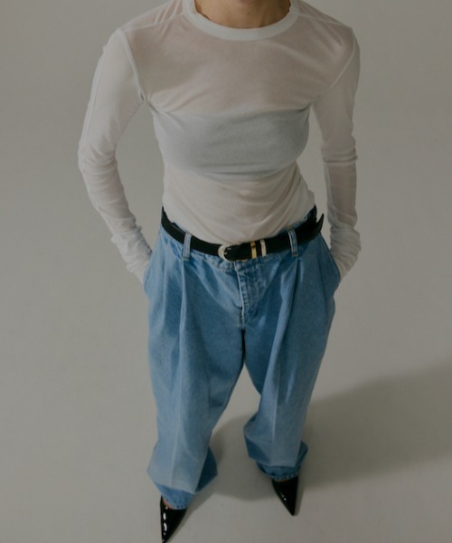 CINOH(チノ)の「DENIM TWO TUCK PANTS(デニムパンツ・メンズ・ライトブルー・30/31/28)」の4枚目の写真