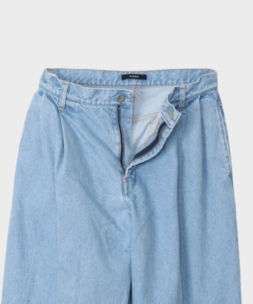CINOH(チノ)の「DENIM TWO TUCK PANTS(デニムパンツ・メンズ・ライトブルー・30/31/28)」の8枚目の写真