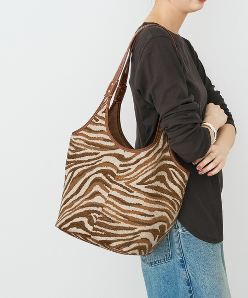 Spick & Span(スピックアンドスパン)の「《一部店舗+WEB限定》A VACATION/ア ヴァケーション TENT ZEBRA/A(トートバッグ・レディース・ブラウン・FREE)」の2枚目の写真