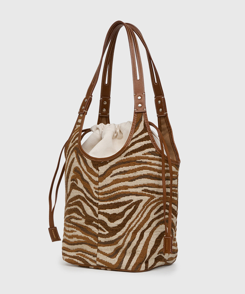 Spick & Span(スピックアンドスパン)の「《一部店舗+WEB限定》A VACATION/ア ヴァケーション TENT ZEBRA/A(トートバッグ・レディース・ブラウン・FREE)」の5枚目の写真