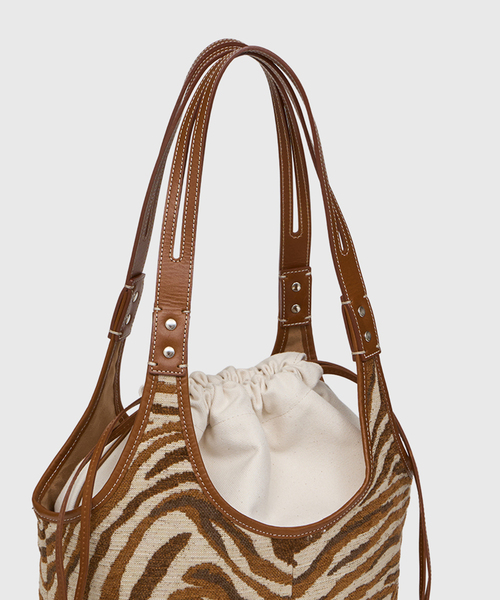 Spick & Span(スピックアンドスパン)の「《一部店舗+WEB限定》A VACATION/ア ヴァケーション TENT ZEBRA/A(トートバッグ・レディース・ブラウン・FREE)」の8枚目の写真