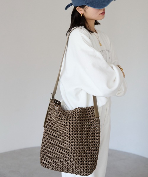 &MARKS(アンドマークス)の「N26【メッシュ×本革】ショルダーバッグ(ショルダーバッグ・レディース・ブラック/グレー/シャンパン/ブラウン・FREE)」の4枚目の写真