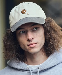 UN-FILLED（アンフィルド）の「mko13355- GARBERA EMB PIGMENT CAP キャップ(SDUF-2609)（キャップ）」