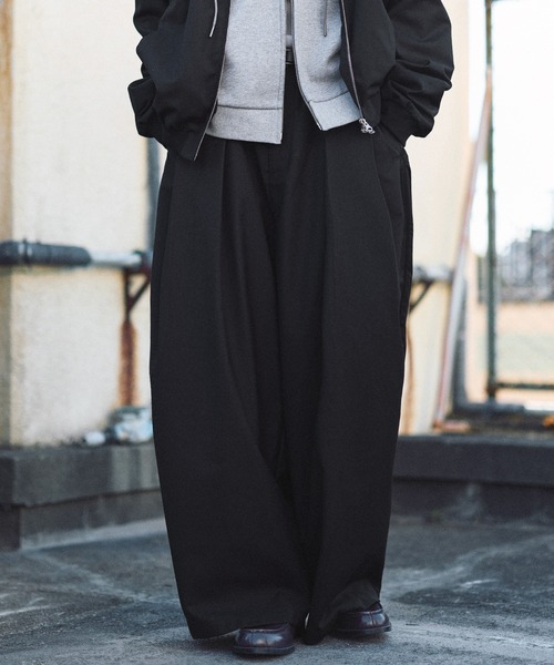 ROCHEM(ローシェン)の「【セットアップ対応】パイピングデザインディープタックトラックパンツ(その他パンツ・メンズ・グレー/ブラック・S/M/L/XS)」の4枚目の写真